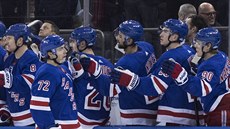 Filip Chytil (72) slaví se spoluhráči z NY Rangers svůj gól proti Chicagu. Filip Chytil (72) slaví se spoluhráči z NY Rangers svůj gól proti Chicagu.