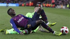 Ousmane Dembelé z Barcelony padá po faulu Ericka Cabaca z Levante. Ousmane Dembelé z Barcelony padá po faulu Ericka Cabaca z Levante.