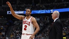 Jabari Parker (2) z Chicaga a jeho trenér Jim Boylen