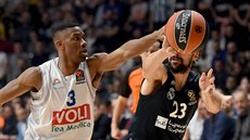 Sergio Llull (vpravo) z Realu Madrid a Norris Cole z Podgorice v souboji o mí.