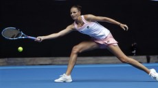 V AKCI. eská tenistka Karolína Plíková se natahuje  v Melbourne Aren po...