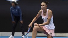 ORAZIT SI. eská tenistka Karolína Plíková krátce odpoívá bhem druhého kola...