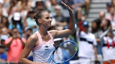 POZDRAV. eská tenistka Karolína Plíková zdraví diváky, poté co postoupila do...