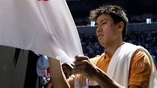 AUTOGRAM. Japonský tenista Kei Niikori podepisuje vlajku po postupu do...