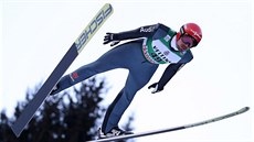 Německý sdruženář Johannes Rydzek během skoku ve Val di Fiemme Německý sdruženář Johannes Rydzek během skoku ve Val di Fiemme