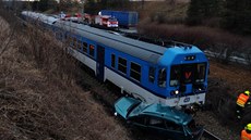U Jaroměře auto vyjelo ze silnice a skončilo na železniční trati, kde do něj... U Jaroměře auto vyjelo ze silnice a skončilo na železniční trati, kde do něj...