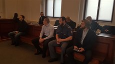 Před soudem stanuli čtyři muži obžalovaní, že vykrádali kamiony na... Před soudem stanuli čtyři muži obžalovaní, že vykrádali kamiony na...