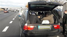 Slovenští policisté zadrželi devět cizinců, kteří před nimi ujížděli v BMW.... Slovenští policisté zadrželi devět cizinců, kteří před nimi ujížděli v BMW....