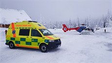 Záchranáři jeli a letěli na Ovčárnu k vážně zraněné lyžařce. Záchranáři jeli a letěli na Ovčárnu k vážně zraněné lyžařce.