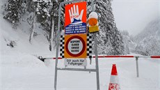 Cedule varující ped lavina v Rakousku (11. ledna 2019)
