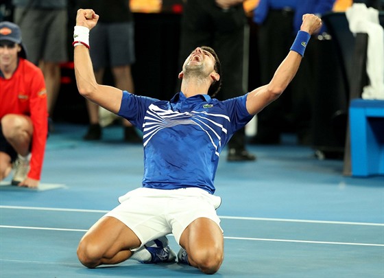 VTZSTV. Srb Novak Djokovi si uv zisk sedmho titulu na Australian Open.