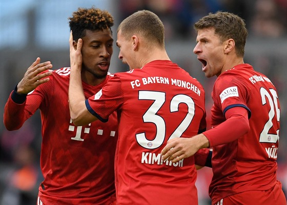 Fotbalisté mnichovského Bayernu se radují z branky do sít Stuttgartu.