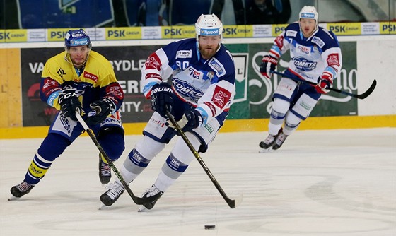 Martin Doekal z Komety Brno (uprosted) vede kotou v duelu se Zlínem.