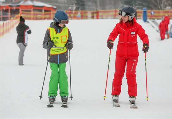 Správný postoj je dleitý. Pokrit kolena, tlo mírn dopedu, vysvtluje instruktorka Lenka Bednáová ze Skischool Lipno.