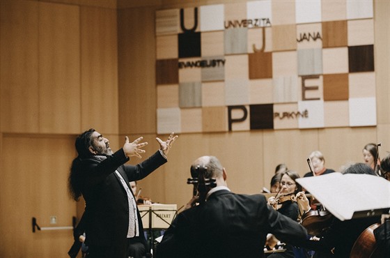 Koloman Poak dirigující orchestr v aule ústecké univerzity