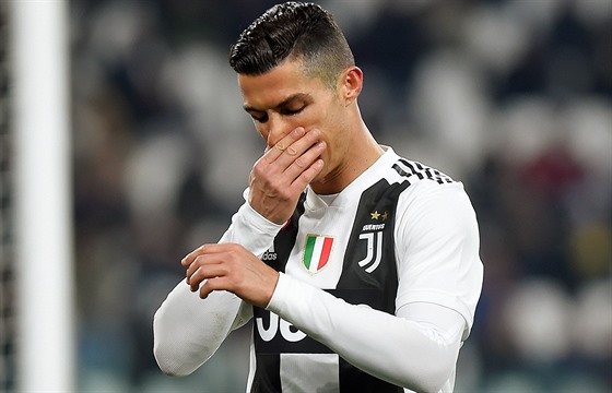 Cristiano Ronaldo z Juventusu poté, co v ligovém utkání proti Chievu Verona...