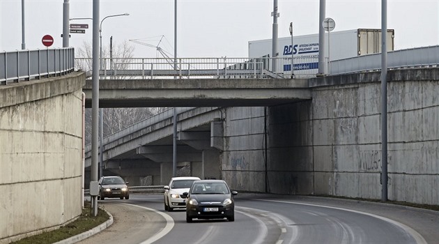 Most s kiovatkou v komplikovaném dopravním uzlu spojuje Bráfovu tídu a ulice...