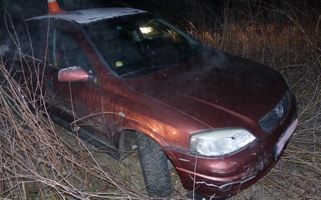 idi, který na Jesenicku naboural zaparkované auto, se pokusil pronásledující...