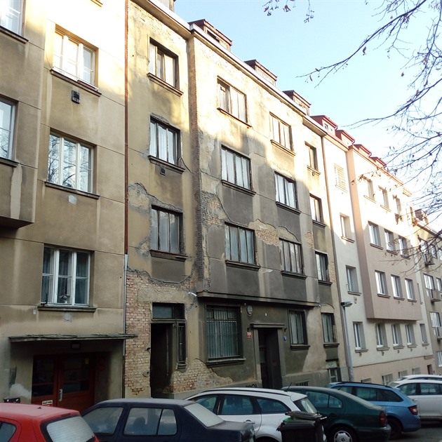 V Praze jsou desítky zpustlých domů, některé jsou ještě částečně obydleny. V tomto domě v Nuslích byla kdysi oblíbená hospoda Pod Terebkou.