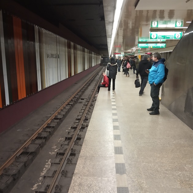 Tomuto člověku jsem dnes v podstatě zachránil život tím, že jsem ho odtáhl z hrany nástupiště, kde jezdí metro. Poté však začal být agresivní, běžel za mnou a vyhrožoval, že mě zabije.