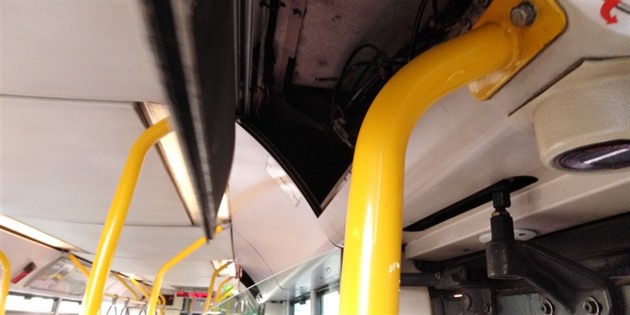 Řidič vozu 3432 vůbec neřešil uzavření vík s elektronikou na dveřmi.