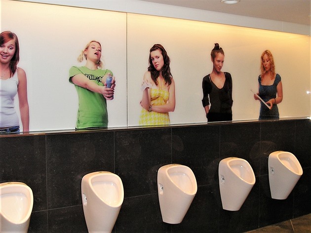Fotky jsou z prvního dne otevření OC Paladium (WC v horním patře) na nám. Republiky v říjnu 2007.