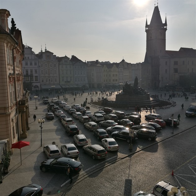 Jak jedna svatba udělá ze Staroměstského náměstí parkoviště.