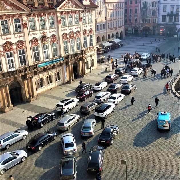 Velkolepá svatba se dnes uskutečnila na Staroměstském náměstí, kolemjdoucí turisty zaujal zvláště velký počet zaparkovaných vozů.