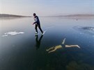 Zamrzl jezero Milada nedaleko st nad Labem vyuili nejen k potpn, ale i...