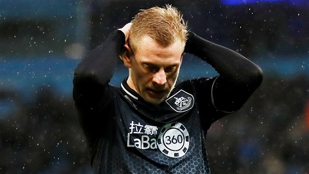 Český forvard Matěj Vydra (Burnley) se drží za hlavu, jeho celek totiž dostal... Český forvard Matěj Vydra (Burnley) se drží za hlavu, jeho celek totiž dostal...