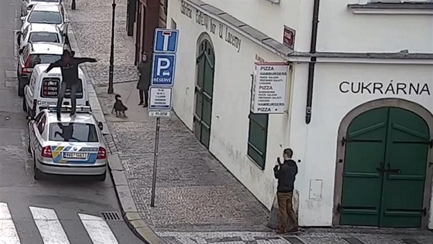 Mladík poničil policejní vůz Mladík poničil policejní vůz