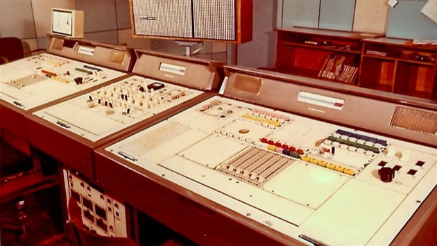 Vysílací pracoviště rozhlasové stanice Praha. Mixážní pult - šest „šavlí“ je... Vysílací pracoviště rozhlasové stanice Praha. Mixážní pult - šest „šavlí“ je...