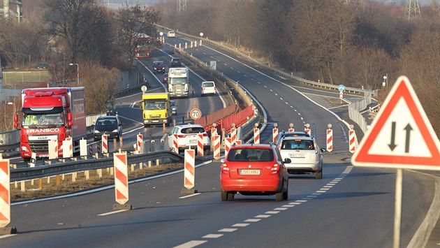 Na silnici u Hostomic mezi Teplicemi a Bílinou hrozí sesuv půdy. Podle ŘSD není... Na silnici u Hostomic mezi Teplicemi a Bílinou hrozí sesuv půdy. Podle ŘSD není...