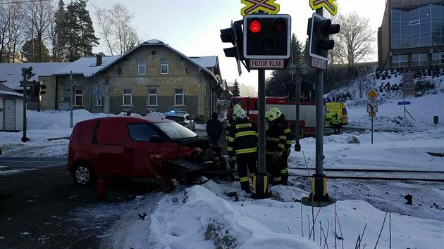 Řidič auta podle prvotních zjištění policie přehlédl blikající světla na... Řidič auta podle prvotních zjištění policie přehlédl blikající světla na...