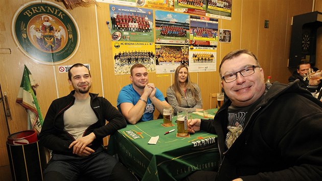 Seriál MOST! v pondělí sledovali i štamgasti v seriálové hospodě severka. Seriál MOST! v pondělí sledovali i štamgasti v seriálové hospodě severka.
