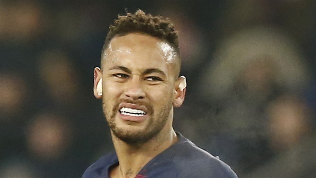 Neymar z Paris Saint-Germain s nespokojenou grimasou ve tváři. Neymar z Paris Saint-Germain s nespokojenou grimasou ve tváři.