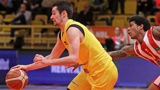 Adam Goga (vlevo) z Olomoucka prchl Donovanu Jacksonovi z Pardubic. Adam Goga (vlevo) z Olomoucka prchl Donovanu Jacksonovi z Pardubic.