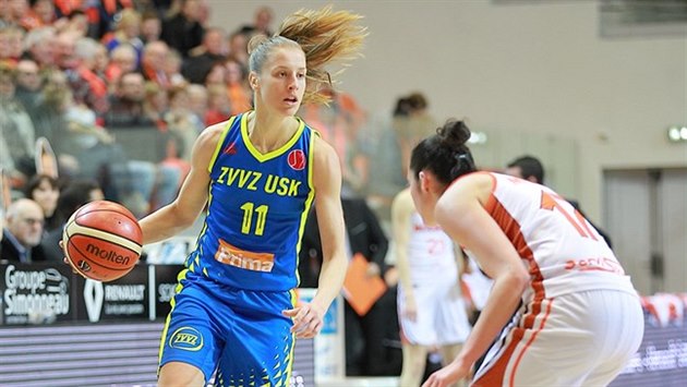 Kateřina Elhotová (vlevo) z USK Praha útočí kolem Sarah Michelové z Bourges. Kateřina Elhotová (vlevo) z USK Praha útočí kolem Sarah Michelové z Bourges.