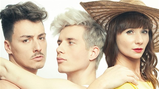 Matěj Stropnický, Daniel Krejčík a Sandra Nováková na plakátu k inscenaci Úplné... Matěj Stropnický, Daniel Krejčík a Sandra Nováková na plakátu k inscenaci Úplné...