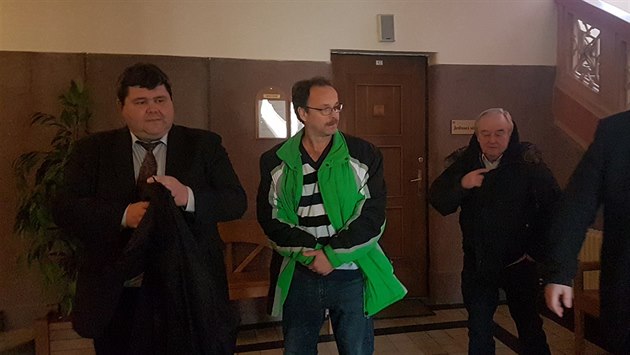 Výpravčí Ladislav Vlasák (vlevo) a bývalý signalista Antonín Špídl odcházejí od... Výpravčí Ladislav Vlasák (vlevo) a bývalý signalista Antonín Špídl odcházejí od...