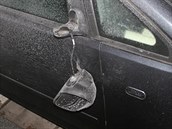 Opilý muž v sobotu ráno poničil osmnáct aut ve Veverkově ulici v Hradci Králové... Opilý muž v sobotu ráno poničil osmnáct aut ve Veverkově ulici v Hradci Králové...