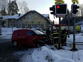 Řidič auta podle prvotních zjištění policie přehlédl blikající světla na... Řidič auta podle prvotních zjištění policie přehlédl blikající světla na...