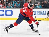 John Carlson z Washingtonu pi souti o nejtvrd stelu na Utkn hvzd NHL.