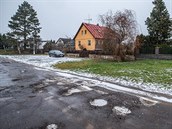 Rozbitá silnice v Březhradě v Hradci Králové (15.1.2019). Rozbitá silnice v Březhradě v Hradci Králové (15.1.2019).