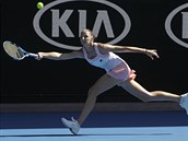 NA RETURNU. esk tenistka Karolna Plkov se sna zareagovat na servis...