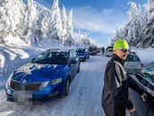 Parkující auta blokují silnici přes hřeben na Šerlichu v Orlických horách (19.... Parkující auta blokují silnici přes hřeben na Šerlichu v Orlických horách (19....