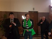Výpravčí Ladislav Vlasák (vlevo) a bývalý signalista Antonín Špídl odcházejí od... Výpravčí Ladislav Vlasák (vlevo) a bývalý signalista Antonín Špídl odcházejí od...