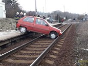 Na Plzeňsku sjelo auto do kolejiště. Nehoda se obešla bez zranění. Překážky na... Na Plzeňsku sjelo auto do kolejiště. Nehoda se obešla bez zranění. Překážky na...