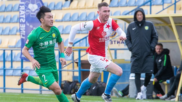 Jaromr Zmrhal (vpravo) ze Slavie utk soupei z nskho tmu Peking Guoan.