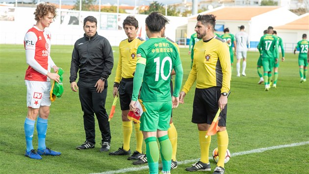 Alex Krl (vlevo) ze Slavie ped zpasem s nskm tmem Peking Guoan.